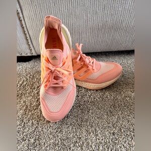 Women’s adidas Ultraboost Primeblue Peach/Gold sneakers sz 9